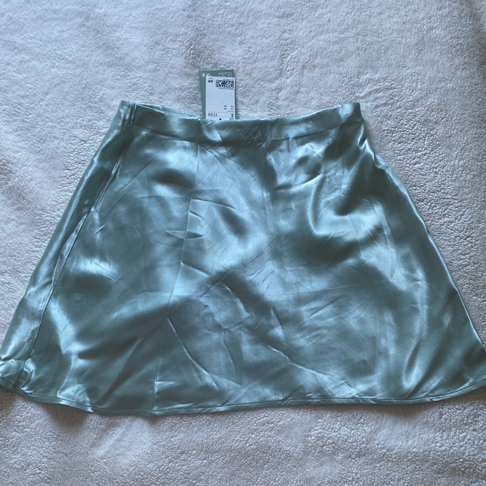 H&M satin mini A-line skirt. New with tags. Size M.